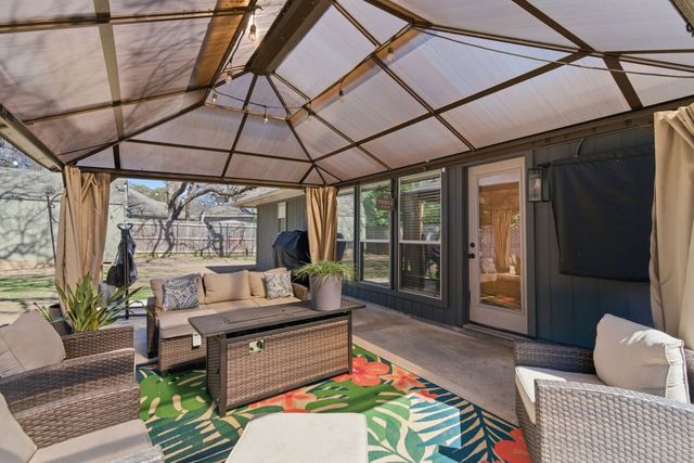 945 Lake Ridge Drive, Azle, TX 76020