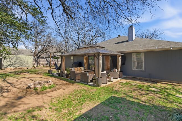 945 Lake Ridge Drive, Azle, TX 76020