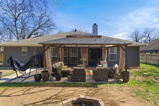 945 Lake Ridge Drive, Azle, TX 76020