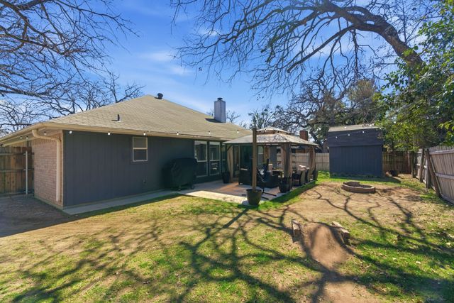 945 Lake Ridge Drive, Azle, TX 76020