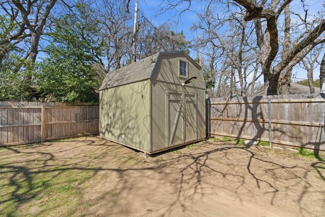 945 Lake Ridge Drive, Azle, TX 76020