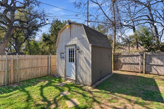 945 Lake Ridge Drive, Azle, TX 76020