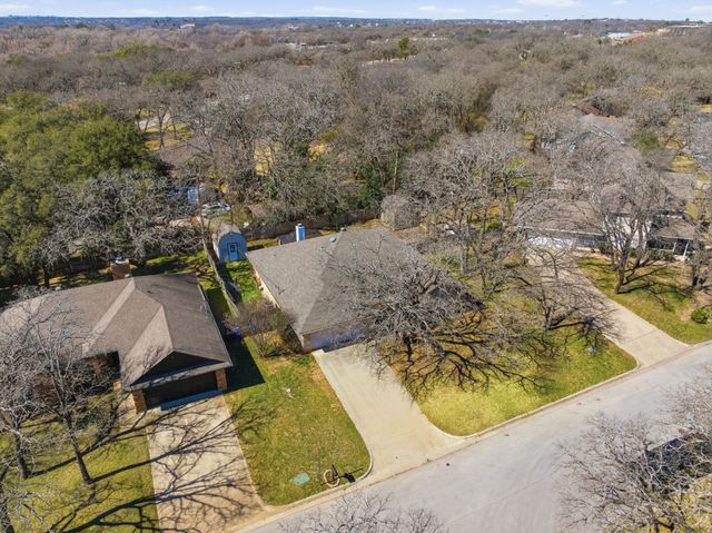 945 Lake Ridge Drive, Azle, TX 76020