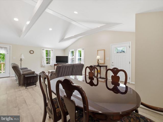 3147 MOUNTAIN LAKE RD, Hedgesville, WV 25427