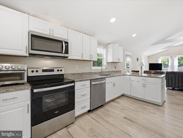 3147 MOUNTAIN LAKE RD, Hedgesville, WV 25427