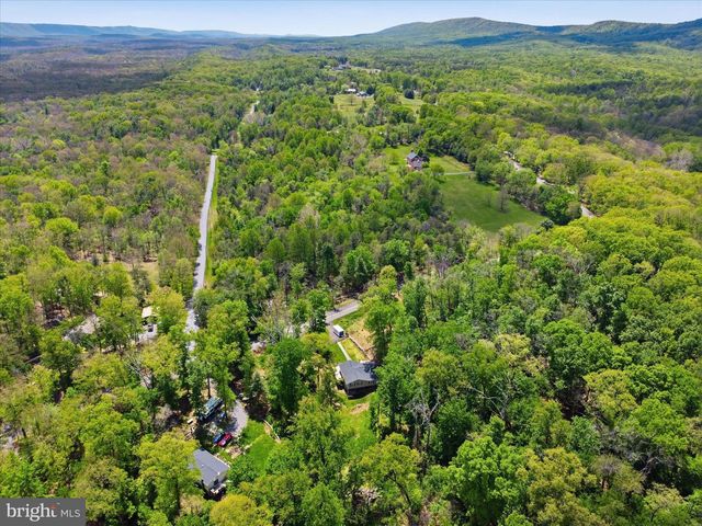 3147 MOUNTAIN LAKE RD, Hedgesville, WV 25427