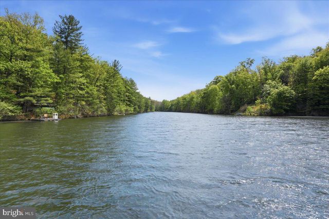 3147 MOUNTAIN LAKE RD, Hedgesville, WV 25427