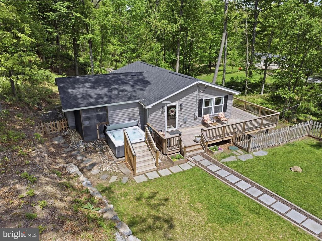 3147 MOUNTAIN LAKE RD, Hedgesville, WV 25427
