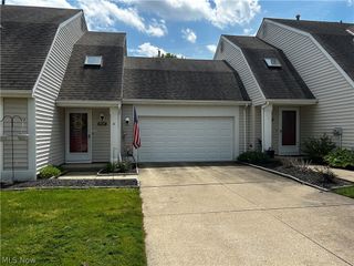 9605 E Idlewood Drive, Twinsburg, OH 44087