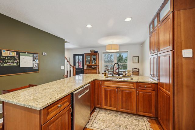 12325 49th Avenue N, Plymouth, MN 55442