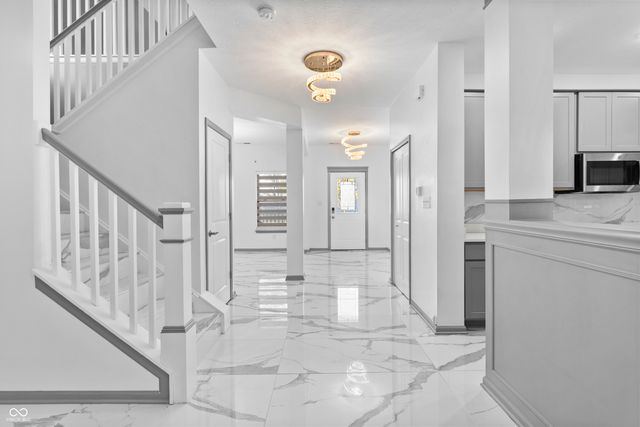 210 Lynnette Way, Cumberland, IN 46229