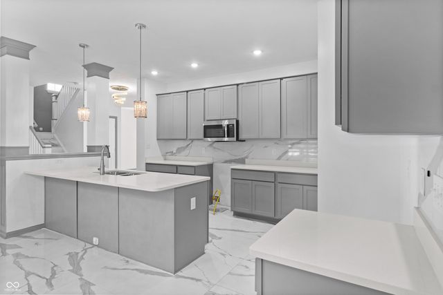 210 Lynnette Way, Cumberland, IN 46229