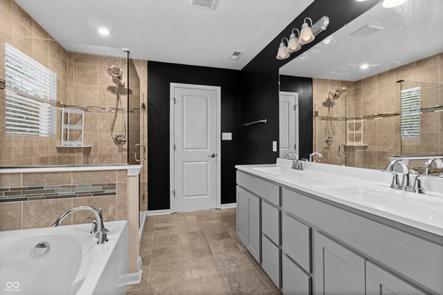 210 Lynnette Way, Cumberland, IN 46229