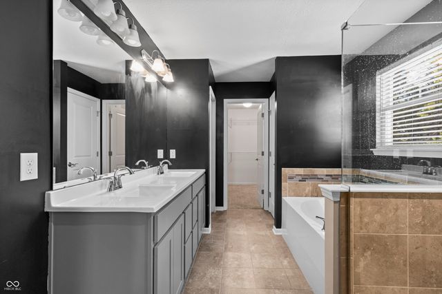 210 Lynnette Way, Cumberland, IN 46229