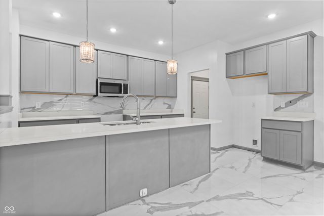 210 Lynnette Way, Cumberland, IN 46229