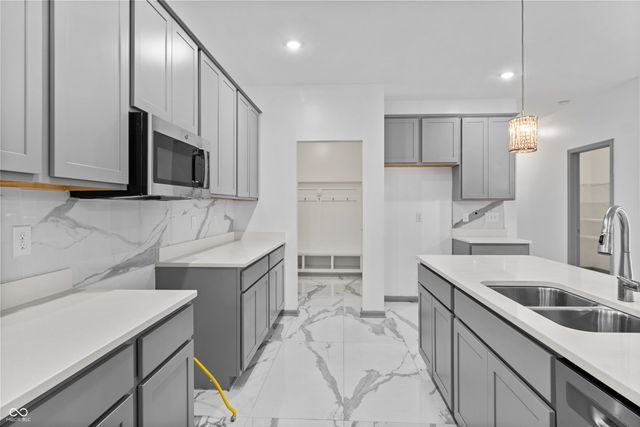 210 Lynnette Way, Cumberland, IN 46229