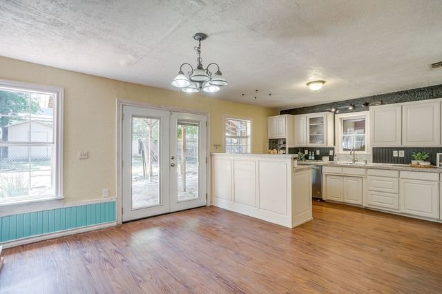 515 W Bridge Street, Weatherford, TX 76086