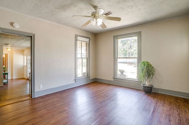 515 W Bridge Street, Weatherford, TX 76086