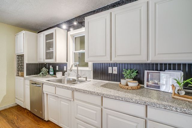 515 W Bridge Street, Weatherford, TX 76086