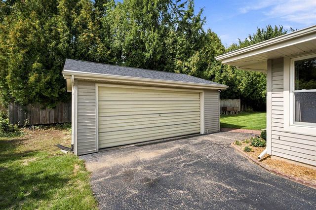 1011 S BLUEMOUND DRIVE, Appleton, WI 54914