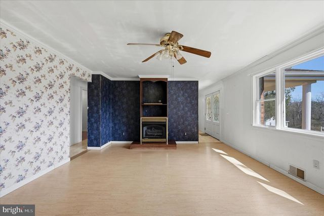 42 DOGWOOD LN, Bentonville, VA 22610