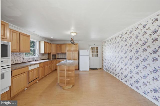 42 DOGWOOD LN, Bentonville, VA 22610