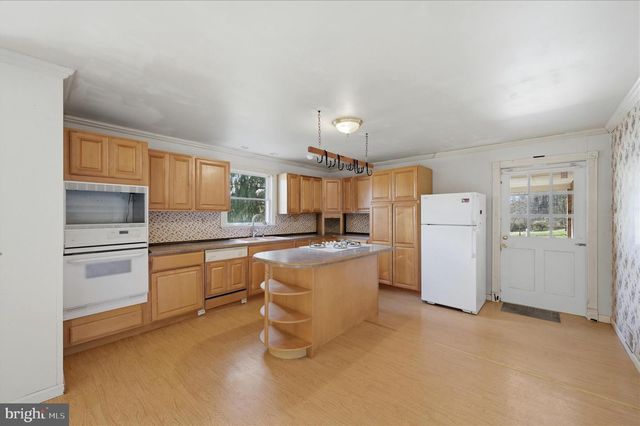 42 DOGWOOD LN, Bentonville, VA 22610