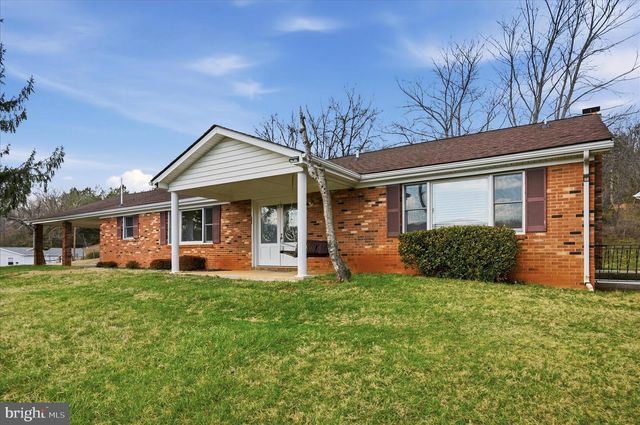 42 DOGWOOD LN, Bentonville, VA 22610