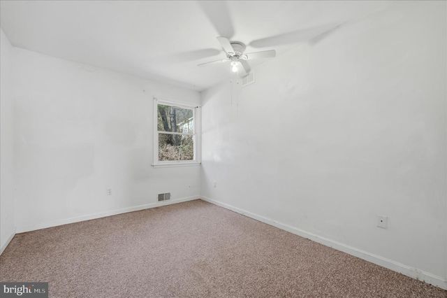 42 DOGWOOD LN, Bentonville, VA 22610