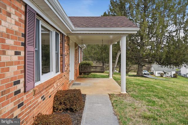 42 DOGWOOD LN, Bentonville, VA 22610