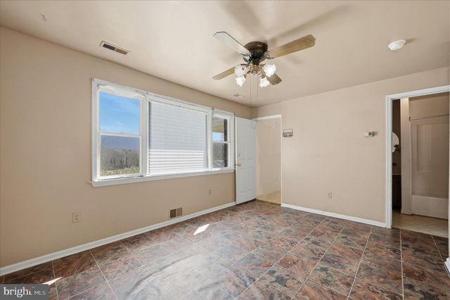 42 DOGWOOD LN, Bentonville, VA 22610