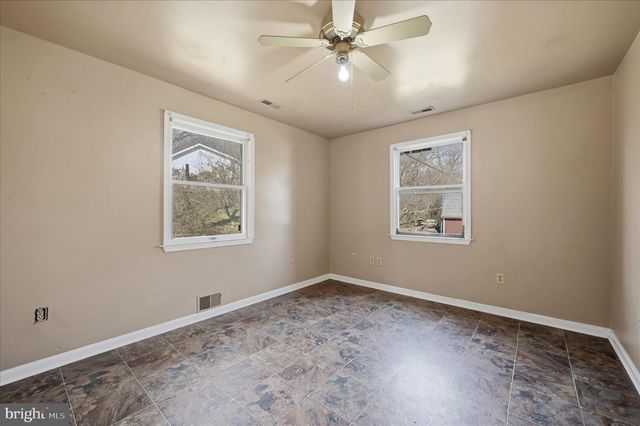 42 DOGWOOD LN, Bentonville, VA 22610