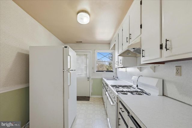 42 DOGWOOD LN, Bentonville, VA 22610