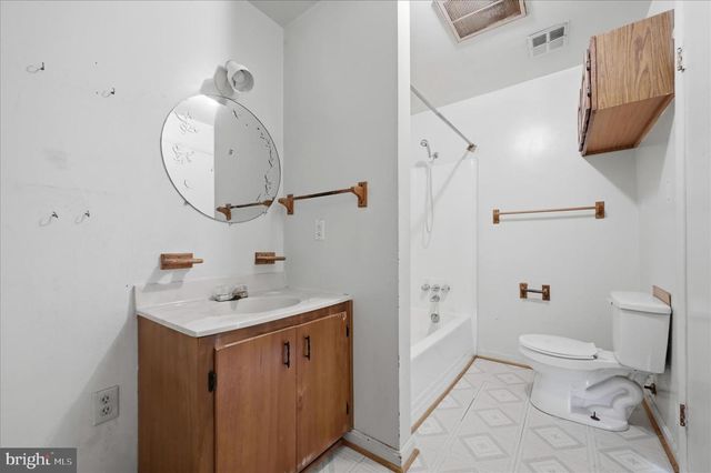 42 DOGWOOD LN, Bentonville, VA 22610