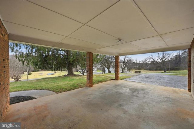 42 DOGWOOD LN, Bentonville, VA 22610