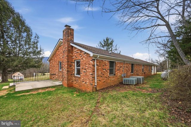 42 DOGWOOD LN, Bentonville, VA 22610