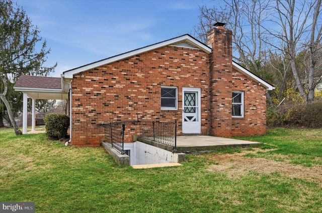 42 DOGWOOD LN, Bentonville, VA 22610