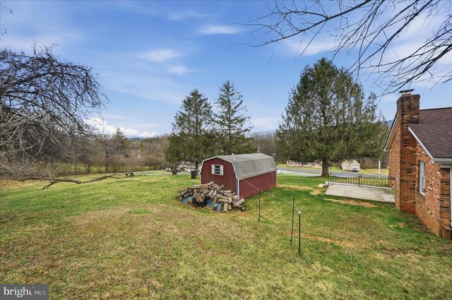 42 DOGWOOD LN, Bentonville, VA 22610