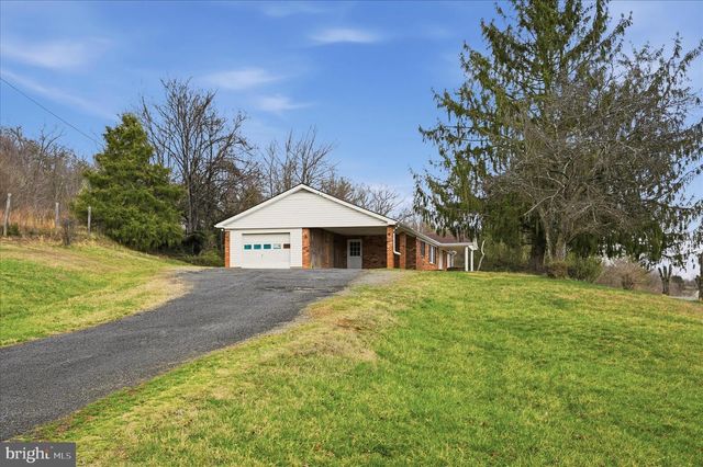 42 DOGWOOD LN, Bentonville, VA 22610
