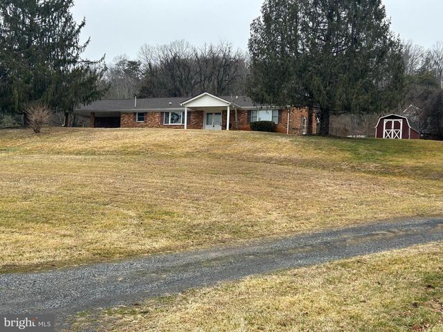 42 DOGWOOD LN, Bentonville, VA 22610