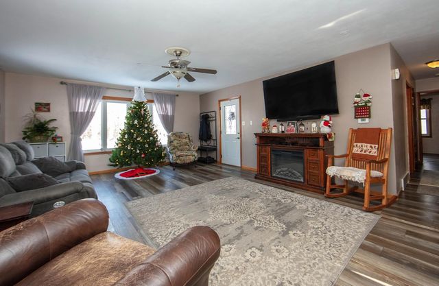 4548 E Washburn, Washburn, IA 50702