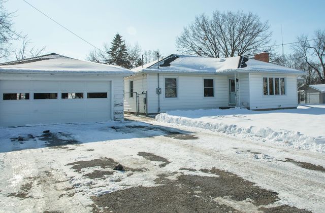 4548 E Washburn, Washburn, IA 50702