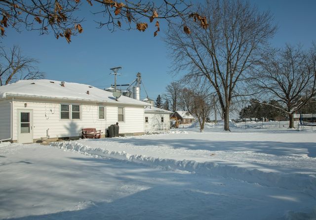 4548 E Washburn, Washburn, IA 50702