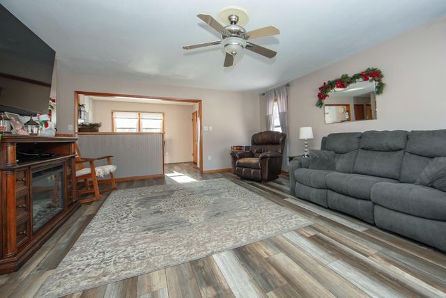 4548 E Washburn, Washburn, IA 50702