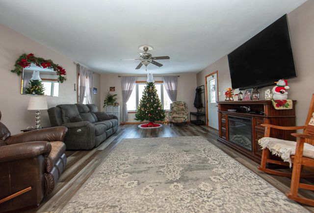 4548 E Washburn, Washburn, IA 50702