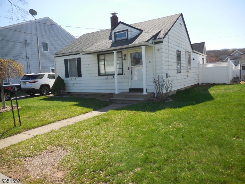 2 Dickens Pl, Wanaque Boro, NJ 07420