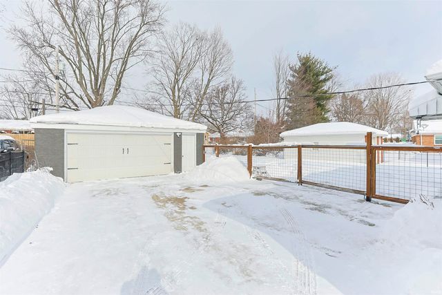 1915 Rockne Drive, South Bend, IN 46617