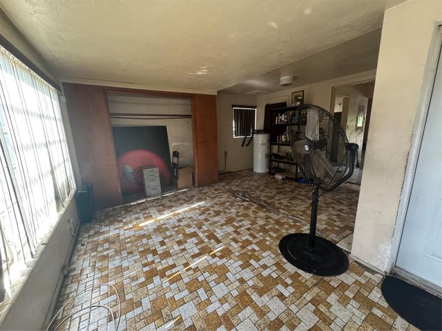 1300 NW 42nd St, Miami, FL 33142