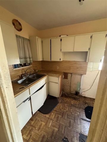 1300 NW 42nd St, Miami, FL 33142