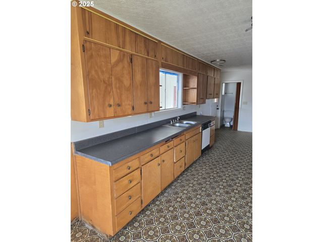 151 Nw SHERRY St, Winston, OR 97496